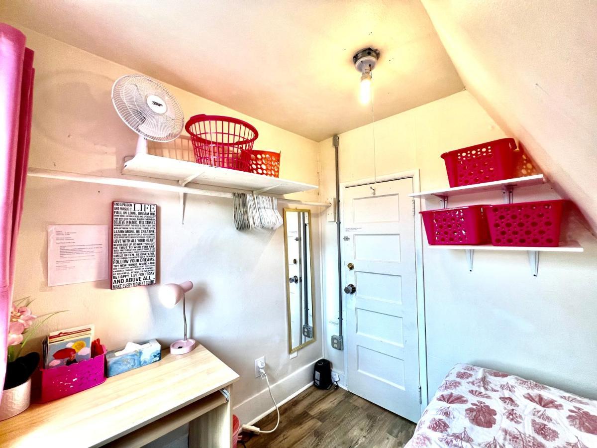 Private Room Tiny With Shared Bathroom Near Seatac Airport And Downtown Seattle Ngoại thất bức ảnh